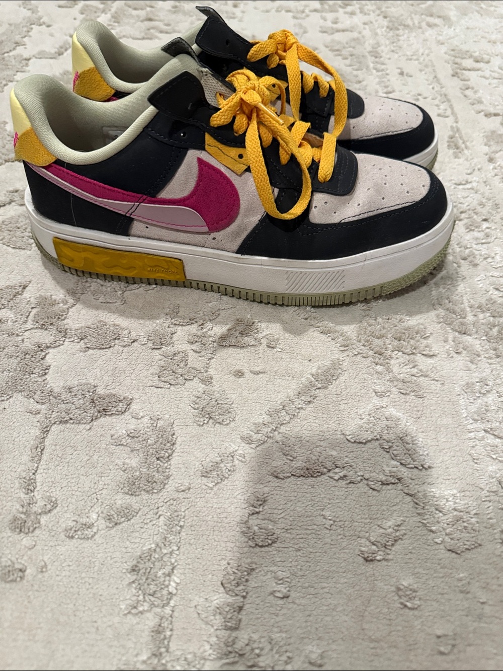 Nike Low-Top Sneaker in Black, Pink & Yellow